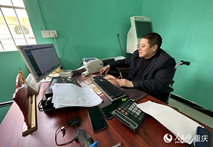 張永紅在辦公室打印網(wǎng)購(gòu)訂單。人民網(wǎng) 劉政寧攝