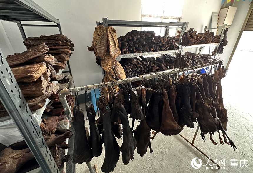 電商平臺(tái)成品庫(kù)房的臘味制品。人民網(wǎng) 劉政寧攝