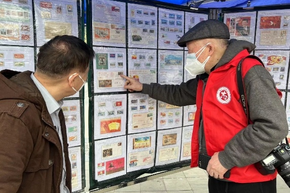 居民觀看郵票展。張琦攝