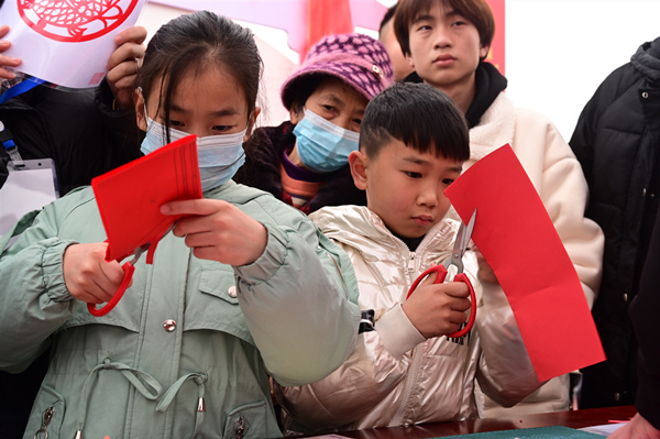現(xiàn)場小朋友體驗(yàn)非遺剪紙。陳婷攝