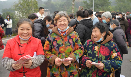                                           放牛村的笑聲                            陳琦 2023年01月15日                          隆冬時(shí)節(jié)，臘梅飄香。又到了放牛村股份經(jīng)濟(jì)合作聯(lián)合社發(fā)放“年終獎(jiǎng)”的日子，村民們個(gè)個(gè)笑臉盈盈，早早來到現(xiàn)場(chǎng)。桌上262萬嶄新的人民幣，扎著喜慶的彩帶，分裝在三個(gè)簸箕里，將分發(fā)給全村1000余名“股民”。                【詳細(xì)】                           