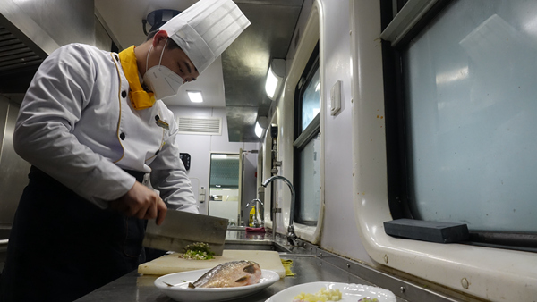 嚴洪運正在備菜。李文航攝