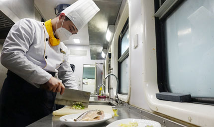                                          列車上的“家鄉(xiāng)味”                            胡虹 2023年01月16日                             媽媽做的紅燒肉、熱氣騰騰的麻辣紅油火鍋、鮮美的海鮮……春運(yùn)正當(dāng)時(shí)，外出工作的人們紛紛開始自己的返鄉(xiāng)之旅。很多人在路上就開始期盼那份久違的家的味道，不管回家的路上是臥鋪還是硬座，都希望在回家的列車上就能吃上一頓熱乎可口的旅餐。                【詳細(xì)】                           