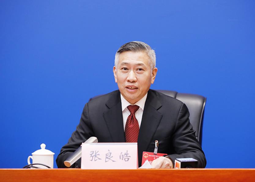 市人大代表、市人大常委會(huì)研究室主任張良皓介紹有關(guān)情況。華龍網(wǎng)供圖