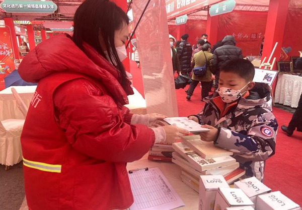 愛心市民正在捐贈圖書。南川區(qū)文旅委供圖