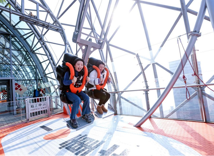 市民在體驗“云中飛躍”項目。重慶來福士供圖