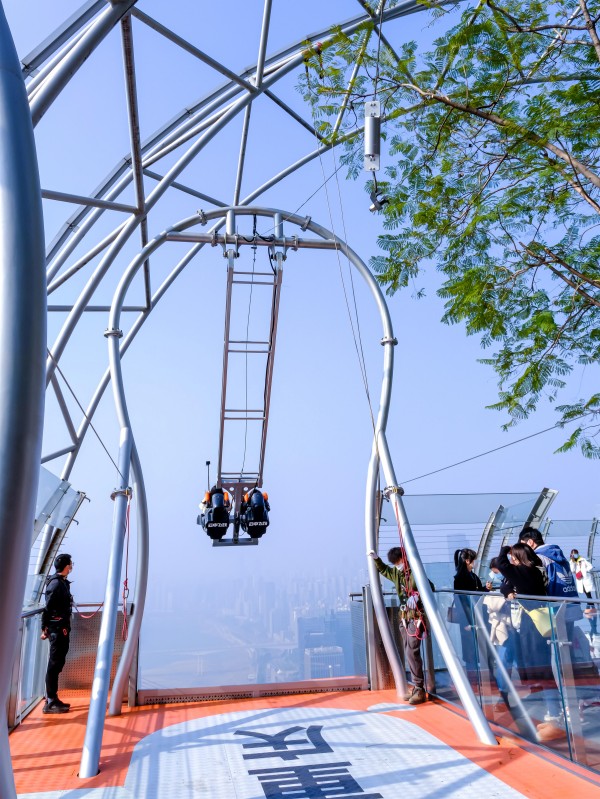 市民在體驗(yàn)“云中飛躍”項(xiàng)目。重慶來(lái)福士供圖