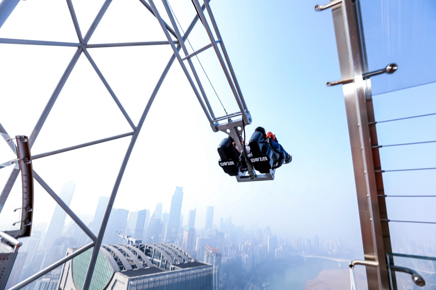 市民在體驗“云中飛躍”項目。重慶來福士供圖