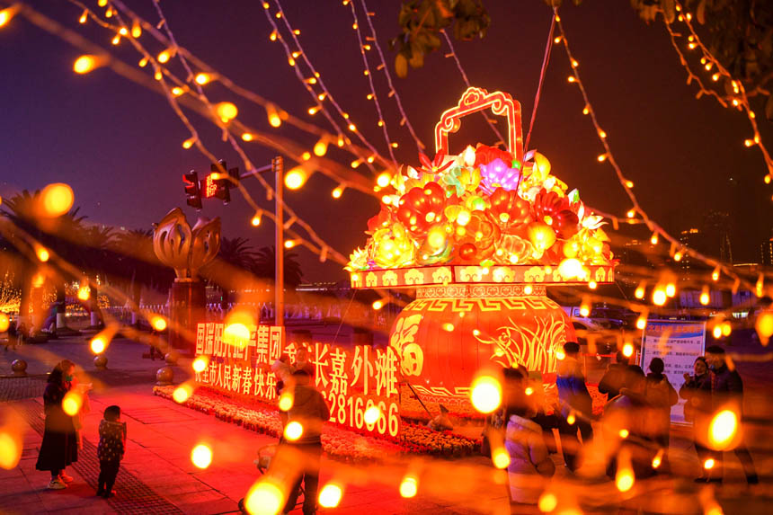 南濱路新春燈飾讓年味越來越濃。郭旭攝