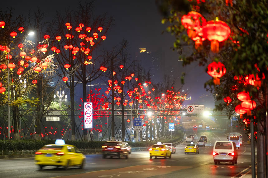 南濱路新春燈飾讓年味越來越濃。郭旭攝