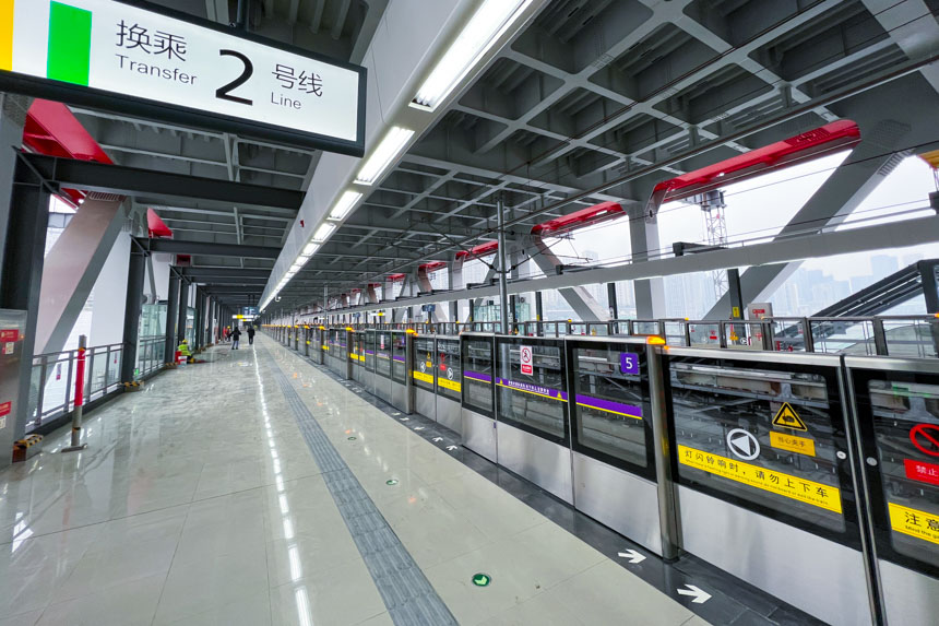 重慶軌道交通10號(hào)線曾家?guī)r站。鄒樂(lè)攝