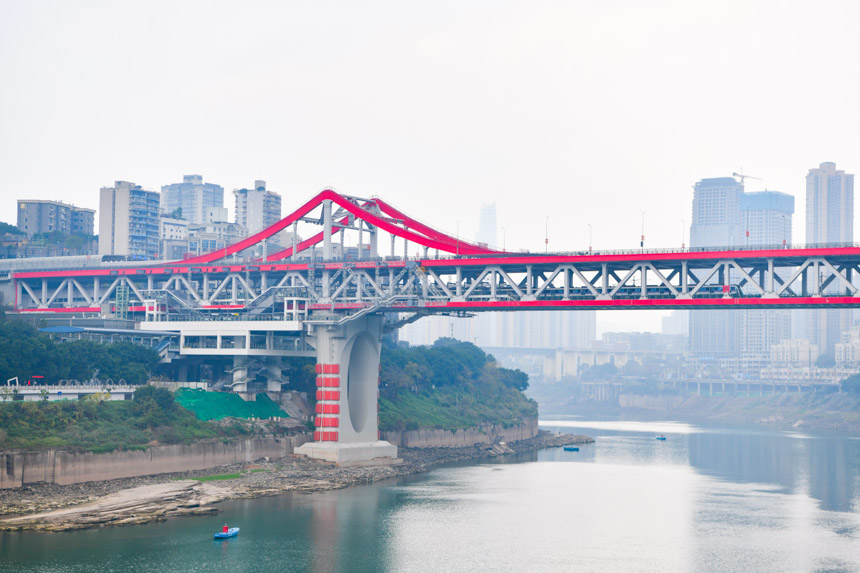 重慶軌道交通10號線曾家?guī)r站。鄒樂攝