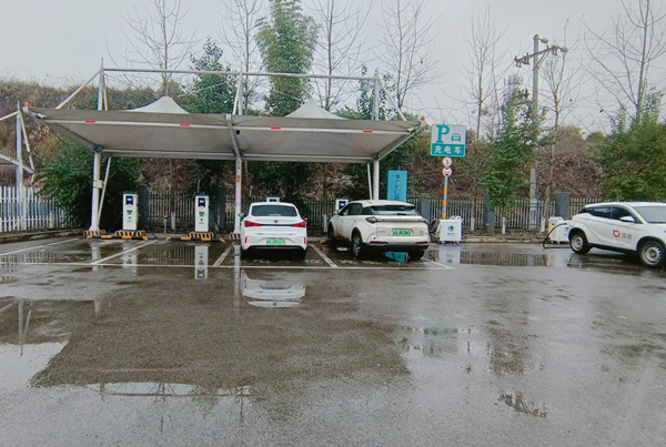 電動(dòng)汽車車主在使用移動(dòng)充電樁充電。賀婷婷攝