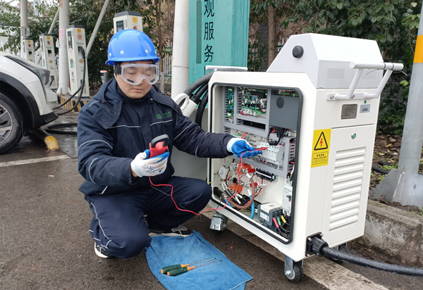 電力工人在對(duì)移動(dòng)充電樁進(jìn)行調(diào)試查驗(yàn)。賀婷婷攝