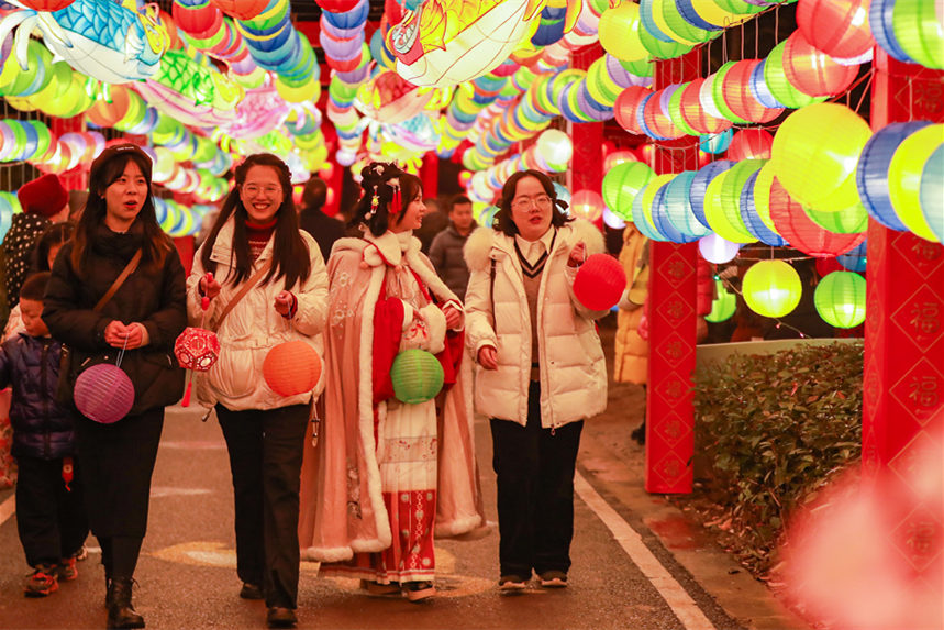 不少漢服愛好者來活動現(xiàn)場打卡拍照。熊偉攝