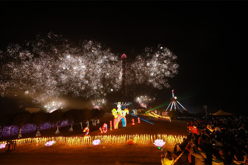 煙花秀表演吸引了眾多游客觀看。熊偉攝