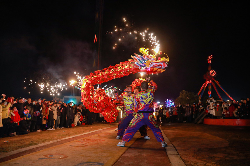 2023梁平春節(jié)花燈民俗節(jié)舞龍表演。熊偉攝