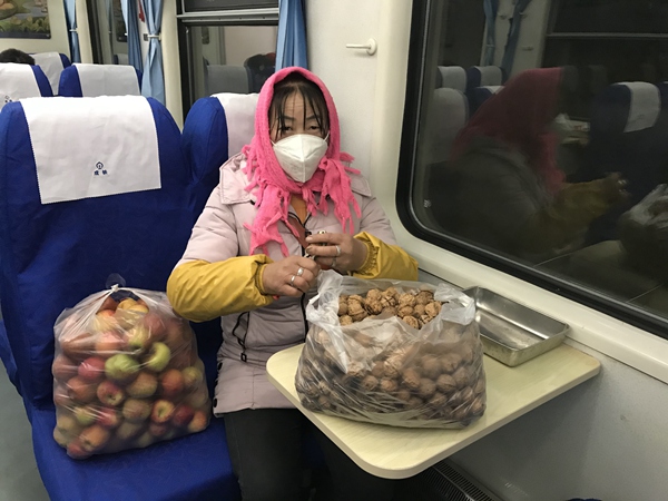5636次列車上，村民帶著蘋果、山核桃出門銷售。張章攝