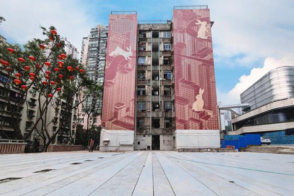 新建好的廣場旁，改造完成的建筑外立面也“穿上”了兔年新衣。九龍城市更新公司供圖