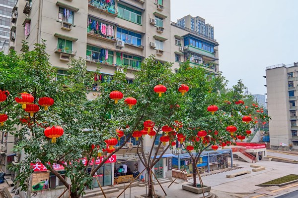 改造好的樓棟立面和紅燈籠相得益彰。九龍城市更新公司供圖