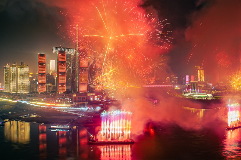 山城夜空在煙花的照耀下壯麗非凡。陳林?jǐn)z