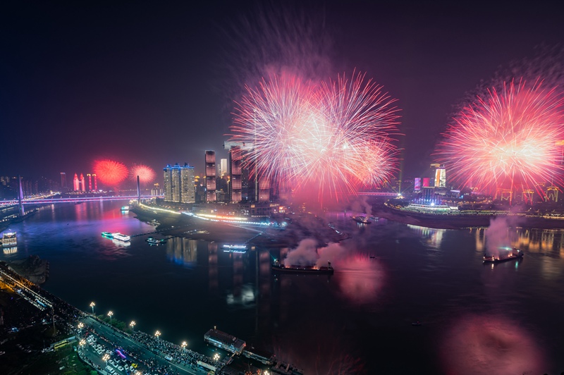 山城夜空在煙花的照耀下壯麗非凡。陳林?jǐn)z