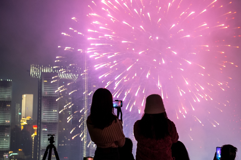 煙火在夜空中綻放。陳林?jǐn)z