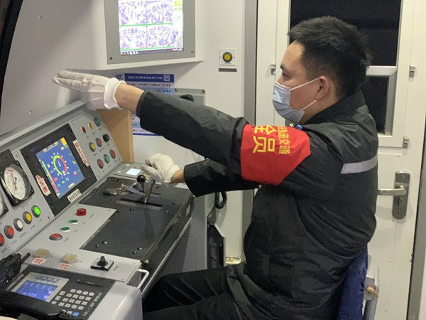 除夕跨年夜軌道司機(jī)江濤駕駛列車運(yùn)送乘客平安回家。重慶軌道集團(tuán)供圖