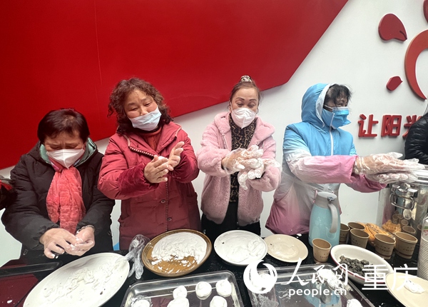 居民們熱鬧的包著湯圓。人民網(wǎng) 胡虹攝