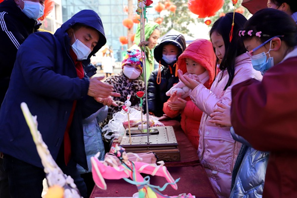 九龍西苑公租房開展“虎走留福·玉兔迎春”泥塑活動。重慶市公共租賃房管理局供圖