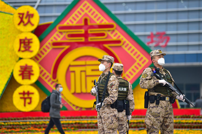 武警重慶總隊(duì)執(zhí)勤第二支隊(duì)官兵在重慶北站巡邏執(zhí)勤，守護(hù)人民群眾平安過(guò)節(jié)。唐志勇攝 