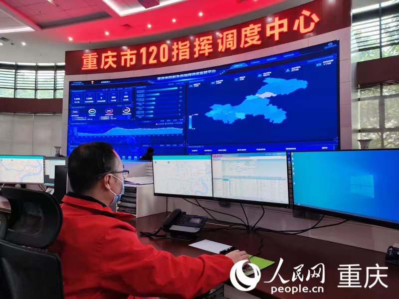 石磊在電腦前發(fā)出派車指令。人民網(wǎng) 陳琦攝