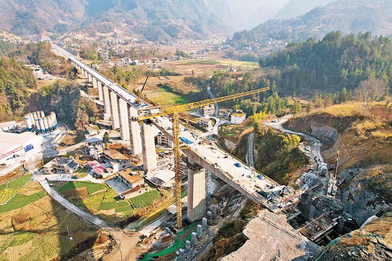 渝湘高鐵燈光村特大橋春節(jié)期間加緊施工。（中鐵十七局供圖）