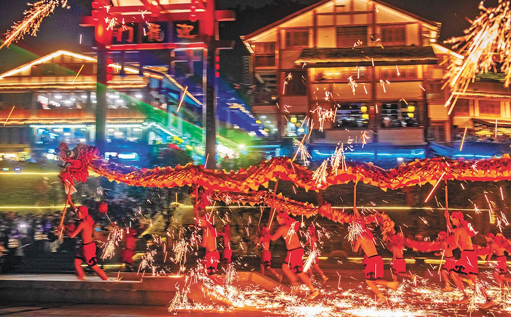 沙坪壩區(qū)磁器口古鎮(zhèn)，火龍?jiān)凇拌F水流星”中閃轉(zhuǎn)騰挪，格外燦爛絢麗。記者 張錦輝 攝/視覺(jué)重慶