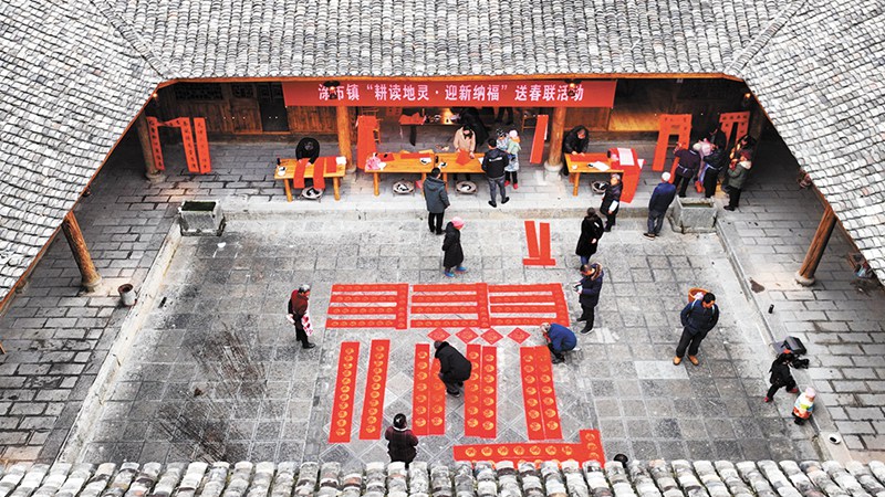 酉陽(yáng)涂市鎮(zhèn)邀請(qǐng)書法愛(ài)好者，到該鎮(zhèn)地靈村勸學(xué)堂四合院開(kāi)展寫春聯(lián)送祝福活動(dòng)。特約攝影 陳碧生/視覺(jué)重慶