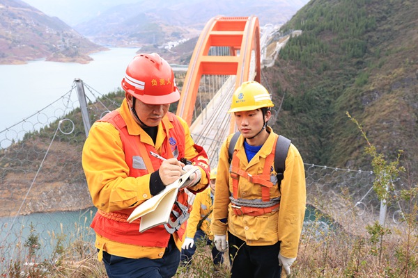 趙勇在記錄巖石變化情況。晏濤攝