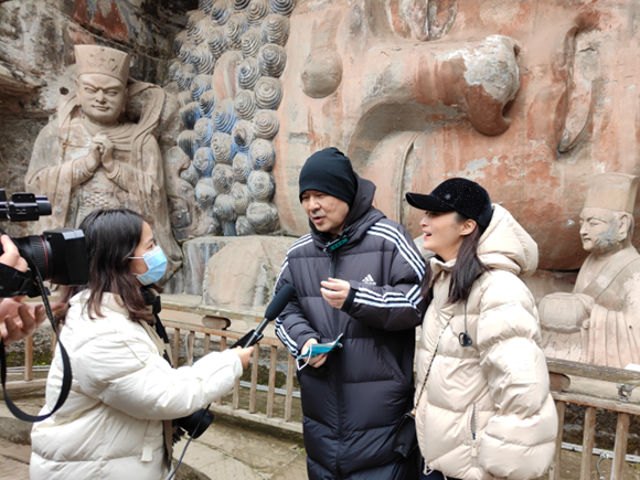 陳建斌、蔣勤勤接受采訪。大足區(qū)委宣傳部供圖 華龍網(wǎng)發(fā)