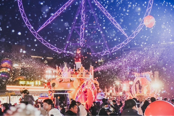 重慶歡樂谷夜場人氣旺。景區(qū)供圖