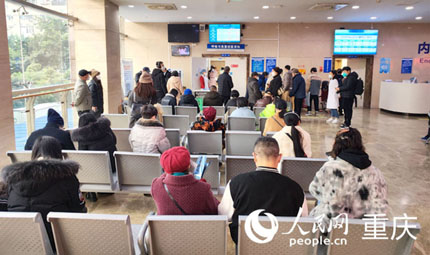                                           出院回家過年了，開心！                            陳琦 劉祎 2023年01月22日                              重慶醫(yī)科大學(xué)附屬第一醫(yī)院呼吸與危重癥醫(yī)學(xué)科病房?jī)?nèi)，向爺爺即將出院。經(jīng)過10余天精心治療，感染新冠病毒后病情一度危重的向爺爺癥狀明顯改善，符合出院標(biāo)準(zhǔn)。該院呼吸與危重癥醫(yī)學(xué)科主任醫(yī)生王璞做最后一次“查房”，叮囑著向爺爺出院回家后的注意事項(xiàng)。                【詳細(xì)】                           