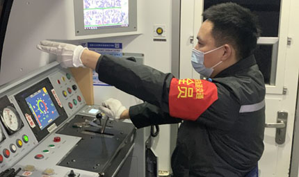                                           軌道司機(jī)江濤：列車上的跨年夜                            陳琦 劉敏 2023年01月22日                              除夕夜，重慶市民在一場(chǎng)“新時(shí)代 新征程 新重慶” 光影無人機(jī)焰火表演中跨年，迎接兔年到來。為讓大家能順利回家，重慶軌道集團(tuán)部分線路按照“人沒散完軌道不收車”原則，列車收班時(shí)間延長(zhǎng)至次日凌晨1點(diǎn)之后。作為當(dāng)天值班司機(jī)之一，重慶軌道交通列車司機(jī)江濤也在軌道列車上跨年。                【詳細(xì)】                           