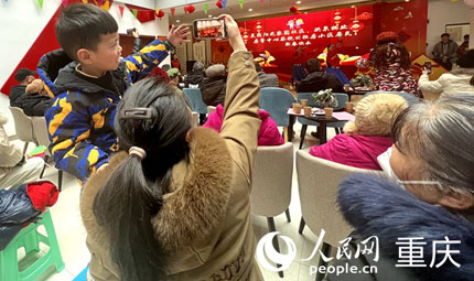                                           公租房里的熱鬧年                            胡虹 2023年01月23日                              “包湯圓啦、包湯圓啦……”大年三十前夕，重慶沙坪壩區(qū)美麗陽光家園公租房社區(qū)好熱鬧。現(xiàn)場(chǎng)，居民自排自演的民族舞、快板、居民大合唱等節(jié)目精彩紛呈，一場(chǎng)“陽光伴您行·玉兔迎新春”新春活動(dòng)，讓公租房居民、小區(qū)志愿者和社區(qū)工作人員圍聚一起熱熱鬧鬧過大年。                【詳細(xì)】                           