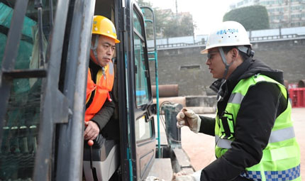                                           重慶：軌道建設(shè)項(xiàng)目春節(jié)“不打烊”                            陳琦 劉敏 林斌 2023年01月24日                             大年初一7點(diǎn)過，不少人還在睡夢(mèng)中，鄒小磊便趕到重慶江津區(qū)東城家園旁的工地上，開始一天的工作。2022年12月28日，重慶市郊鐵路跳磴至江津線過江段項(xiàng)目正式開工，作為生產(chǎn)經(jīng)理，鄒小磊在項(xiàng)目開工后便一直守在項(xiàng)目上。                【詳細(xì)】                           