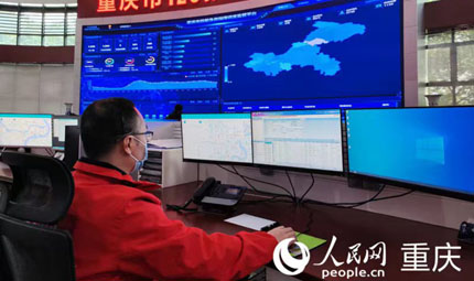                                           值守一線的急救人                            陳琦 劉祎 2023年01月24日                             “您好，重慶120，請(qǐng)問需要什么幫助？”大年初二，重慶市120指揮調(diào)度中心調(diào)度員、主治醫(yī)師石磊剛接班，鈴聲就響了起來。他接聽電話，有條不紊詢問情況的同時(shí)，雙手在鍵盤上飛舞。一位老人在路邊突發(fā)暈厥，熱心市民打來急救電話?！皠e急，慢慢說在哪個(gè)位置?！?#13;                【詳細(xì)】                           