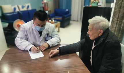                                           不吃湯圓的上門醫(yī)生                            劉政寧 姚於 2023年01月21日                             “要過年了，必須過來看看?！毙毂笳f，83 歲的龔德富老人是一位退休老教師，十多年前患病后，就開始在徐斌所在?？崎T診隨診至今。老人患的是一種頑固的病癥，康復(fù)后也需根據(jù)情況在1至3個(gè)月時(shí)間里隨診，吃藥調(diào)理，避免復(fù)發(fā)。                【詳細(xì)】                           