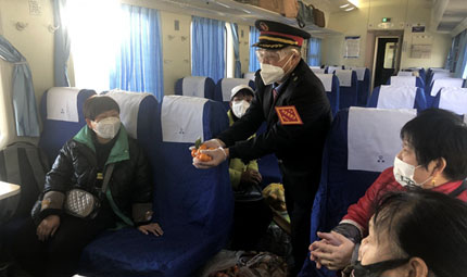                                           慢火車上的“帶貨達(dá)人”                            胡虹 2023年01月20日                             歲末大寒至，靜候春歸來。上午9點(diǎn)32分，5636次列車載著回家團(tuán)年的乘客，從云南昭通出發(fā)開往重慶，列車運(yùn)行沒多久，車廂內(nèi)響起了值班員吳洪江的吆喝聲?！坝H愛的旅客朋友們，這是昭通老鄉(xiāng)自家種的蘋果，還有家里自制的臘肉、臘排骨和臘鴨，大家嘗嘗，味道好得很。”...                【詳細(xì)】                           