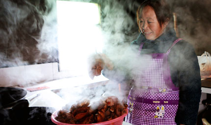                                           綠水村里年味濃                            劉政寧 2023年01月18日                            貼對(duì)聯(lián)、掛燈籠，炸丸子、鹵豬肉……1月16日，在重慶市巫山縣巫峽鎮(zhèn)綠水村登云安置點(diǎn)，村民們正忙著裝扮環(huán)境和準(zhǔn)備春節(jié)的食材，一股濃濃年味撲鼻而來。在村民陳宗鳳家，數(shù)十斤剛鹵好的豬肉被端上灶臺(tái)，熱氣騰騰、香味四溢?！胞u了20多斤，有豬腳、豬肚、豬耳朵，都是過年用……”                【詳細(xì)】                           