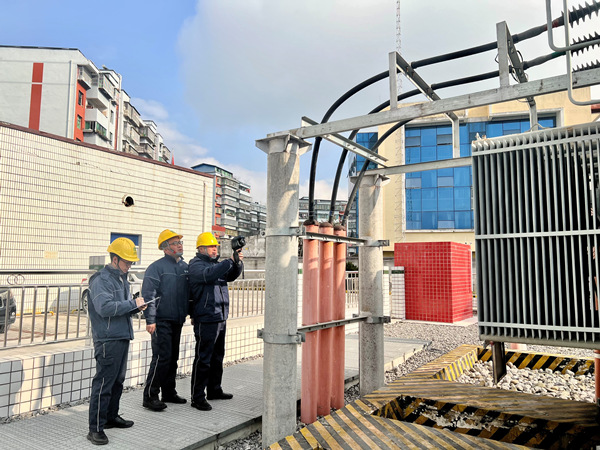 1月25日，國網(wǎng)重慶電力員工在35千伏綠豆包變電站對供電設(shè)備特巡特護(hù)。尹瑤瑤攝