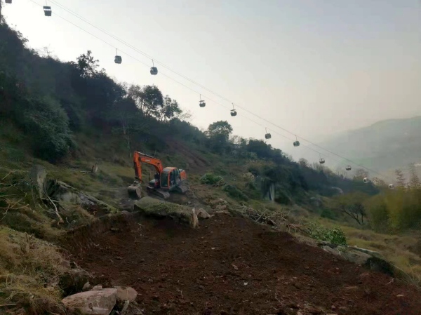 挖掘機在山坡上作業(yè)。周洪攝