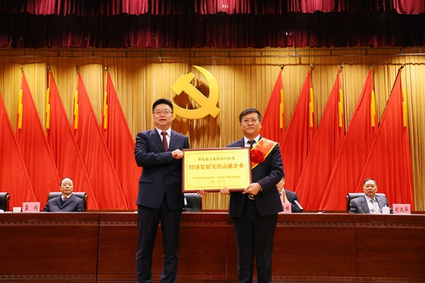 江北區(qū)委書記滕宏偉為長安汽車金融有限公司等企業(yè)授牌。熊鵬攝