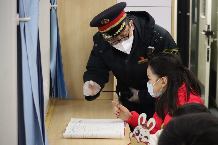 在5609次列車上，列車長(zhǎng)王友為乘車的小學(xué)生講解車內(nèi)服務(wù)設(shè)備。羅希雅攝